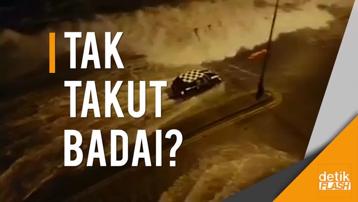Nekat! Mobil dan Sepeda Terobos Badai Eleanor