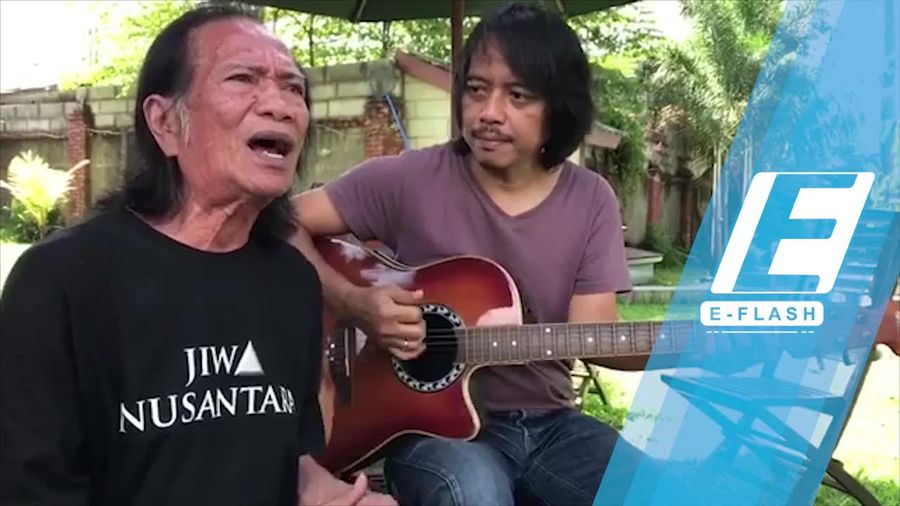 Nyanyian Yon Koeswoyo Diiringi Petikan Gitar Dewa Budjana