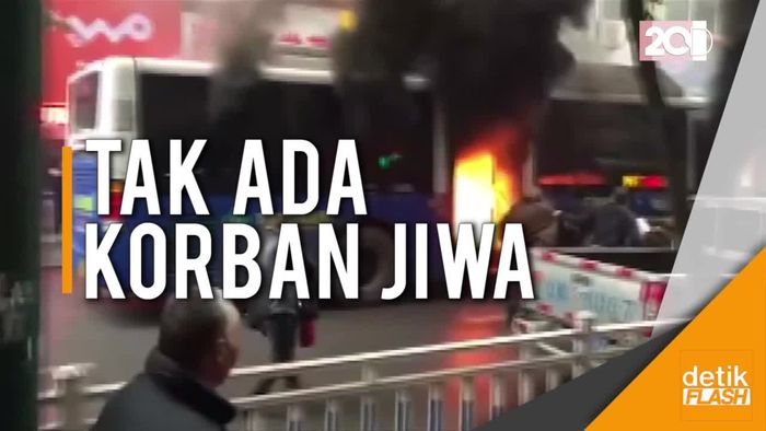 Heroik! Warga Gotong Royong Selamatkan Lansia di Bus Terbakar