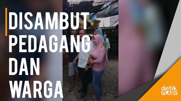Ekspresi Santai Azwar Anas Didampingi Istri saat Keliling Pasar