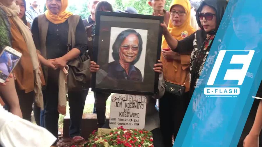 Tangis Haru di Pemakaman Yon Koeswoyo