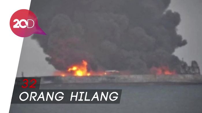 Ngeri! Kapal Tabrakan dan Terbakar di Tengah Laut
