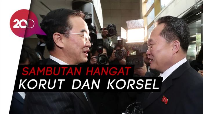 Melihat Jabat Tangan Erat Delegasi Korut dan Korsel