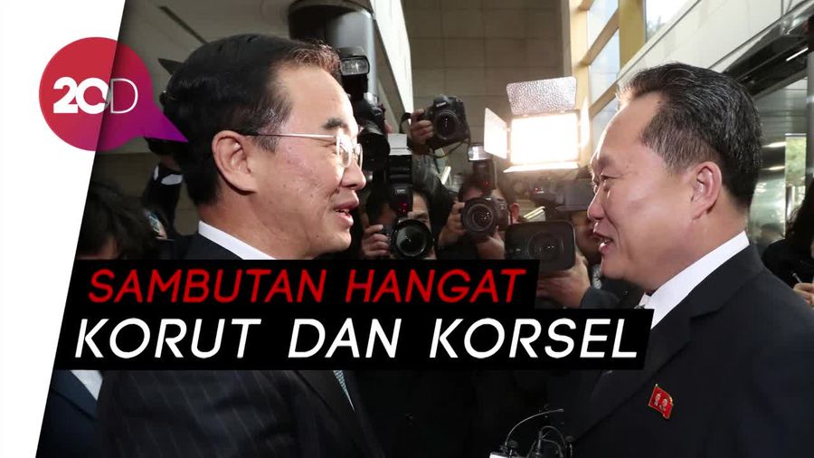Melihat Jabat Tangan Erat Delegasi Korut dan Korsel