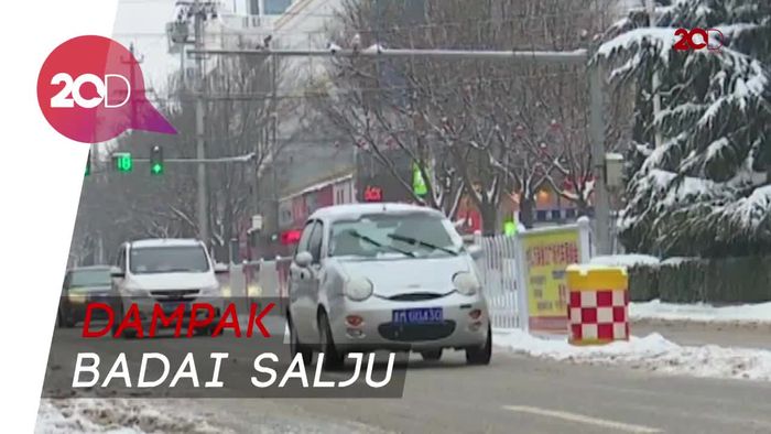 Salju Tebal Bikin Jalanan Ditutup dan Petani Kesusahan