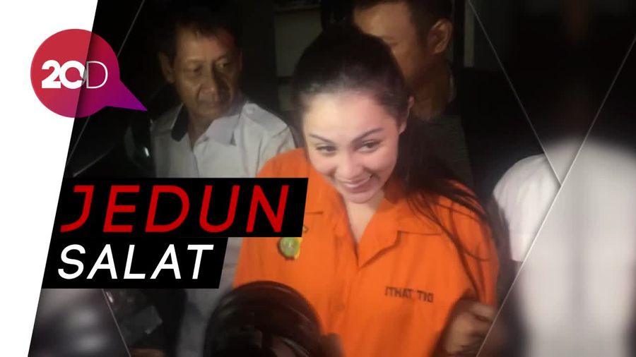 Jennifer Dunn Rajin Salat di Rutan