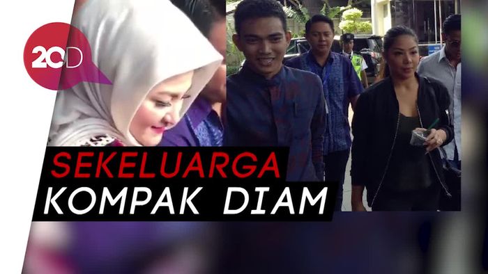 Usai Dua Jam Diperiksa KPK, Istri Novanto Bungkam