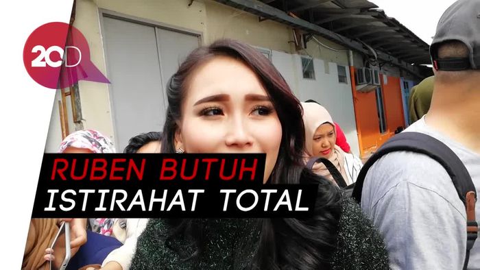 Jenguk Ruben Onsu, Ini yang Dibawa Ayu Ting Ting