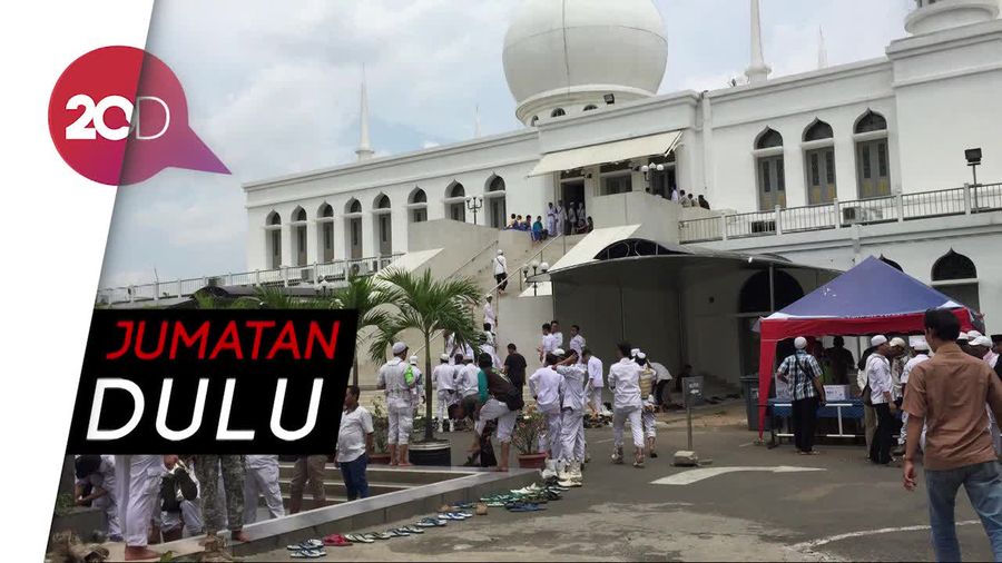 Massa FPI Jumatan di Al Azhar Sebelum Unjuk Rasa di Kantor Facebook   