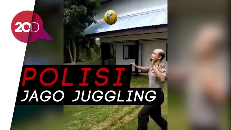 Viral! Aksi Polisi Pamerkan Kemampuan Juggling Bola