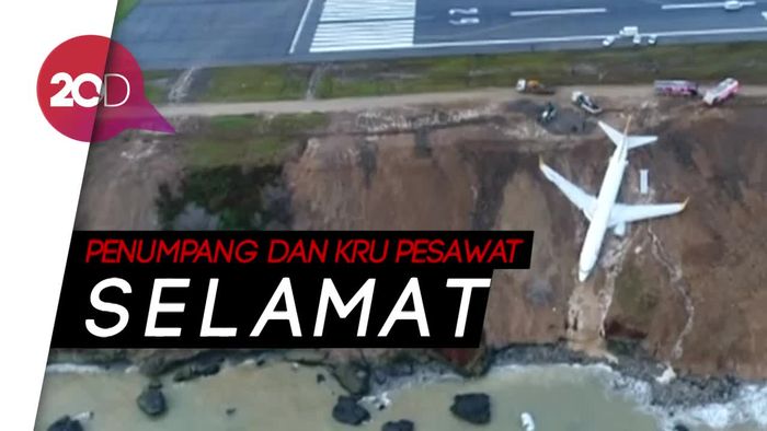 Ngeri! Pesawat Tergelincir dan Nyangkut di Lereng Curam