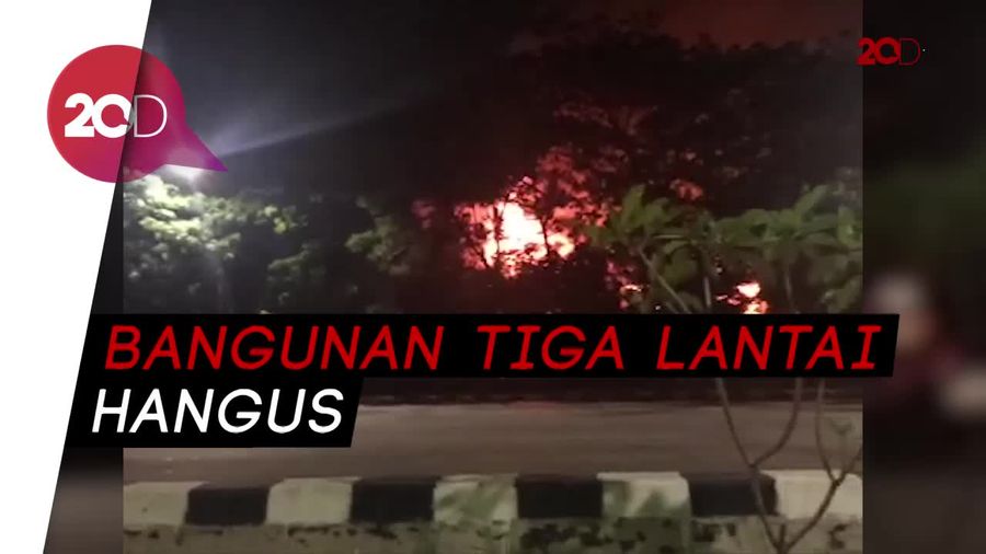 Dahsyatnya Kebakaran di Kantor PLN di Tanjung Priok