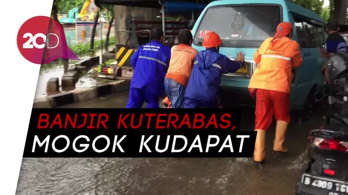 Jalan DI Panjaitan Cawang Tergenang, Banyak Kendaraan Mogok