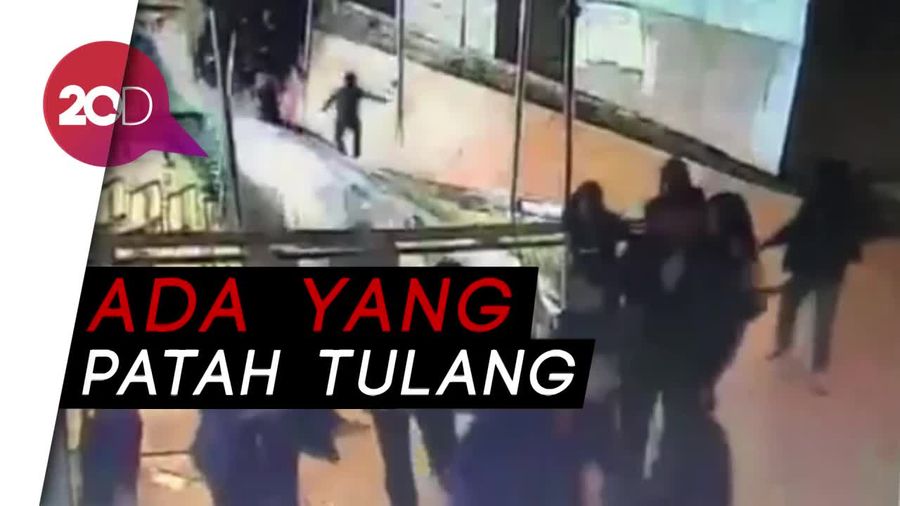 Ini Rekaman CCTV Mahasiswa Jatuh saat Selasar BEI Ambruk