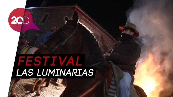 Aksi Gagah Kuda-kuda Lewati Api di Spanyol