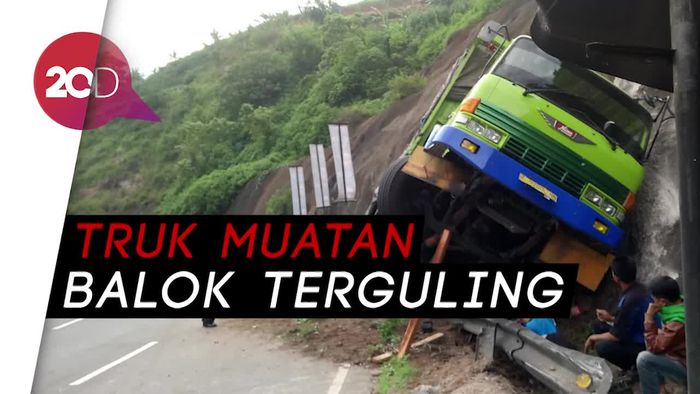 Akibat Rem Blong, Truk ini Meluncur Hantam Tebing