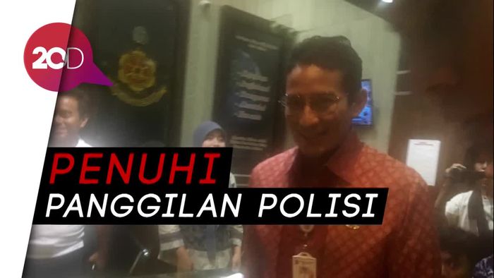 Di Bawah Derasnya Hujan, Sandi Datang Penuhi Panggilan Polisi