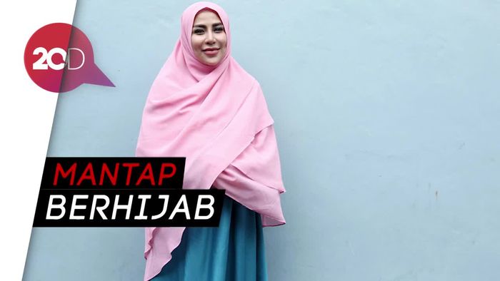 Hapus Puluhan Tato, Cinta Penelope Mantap Berhijab