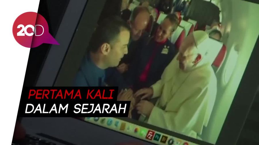Wah! Paus Fransiskus Nikahkan Pasangan di Pesawat