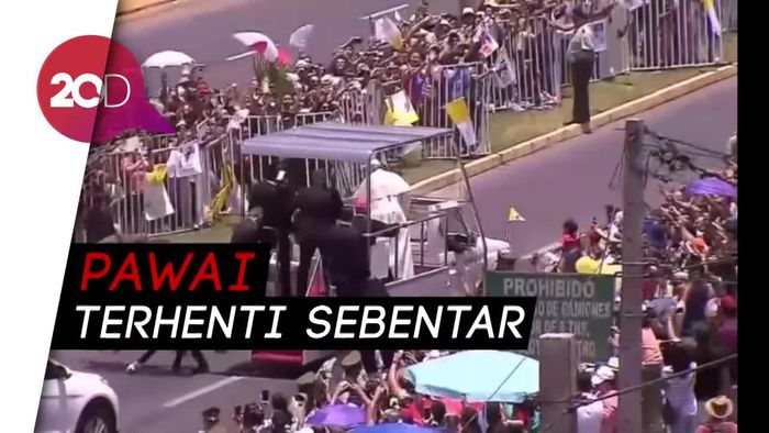 Aksi Paus Fransiskus Tolong Polisi Berkuda yang Jatuh