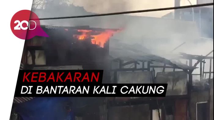 Permukiman Warga di Bantaran Kali Cakung Terbakar