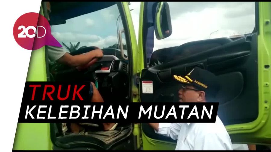 Menhub Budi Tegur Sopir Truk di Tol Cikampek