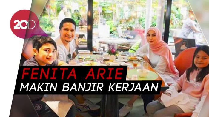 Berhijab, Honor Fenita Arie Naik