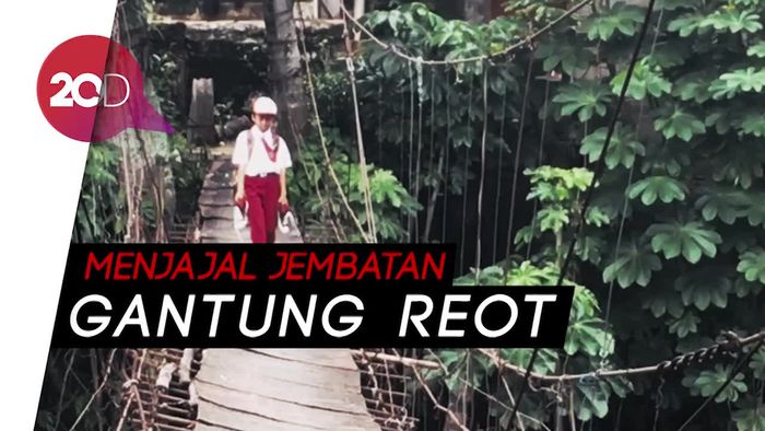 Uji Nyali Naik Jembatan Gantung di Srengseng Sawah