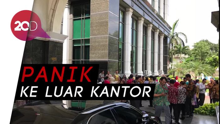 Pekerja Kantoran Jakarta Berhamburan Akibat Gempa