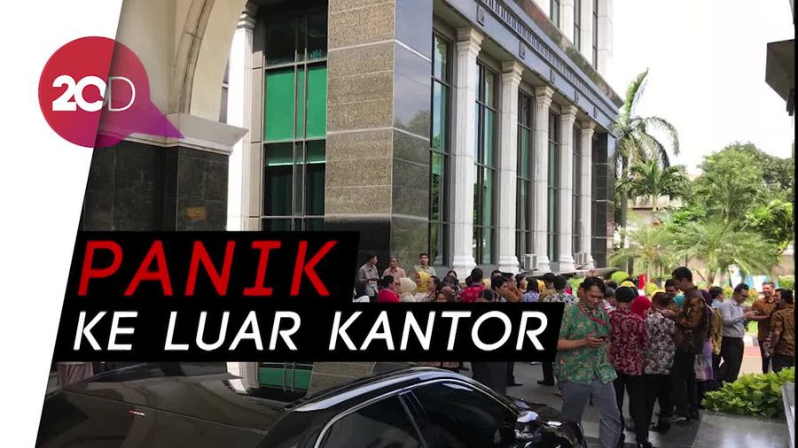Pekerja Kantoran Jakarta Berhamburan Akibat Gempa
