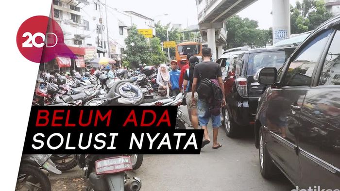 Pak Anies, Trotoar Jatinegara Disesaki PKL dan Parkir Liar Nih!