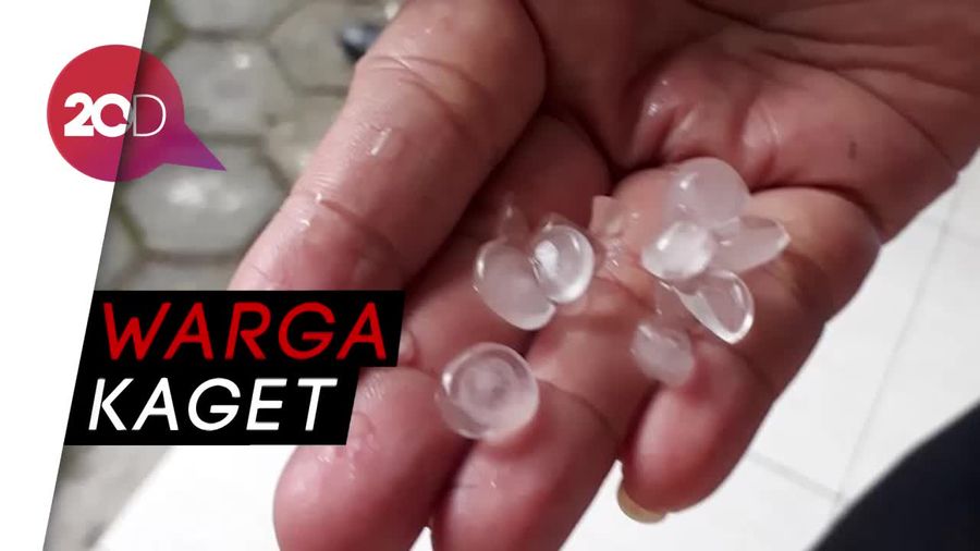 Ada Butiran Es di Tengah Hujan Deras di Magelang