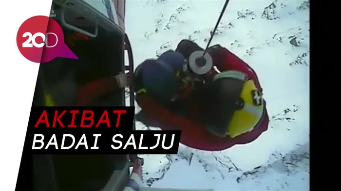 Pakai Heli, Begini Aksi Penyelamatan Pemain Ski yang Terdampar