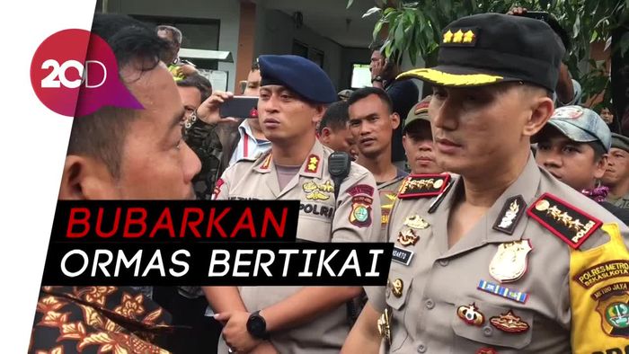 Momen Kapolres Pisahkan Ormas Bentrok di Bekasi