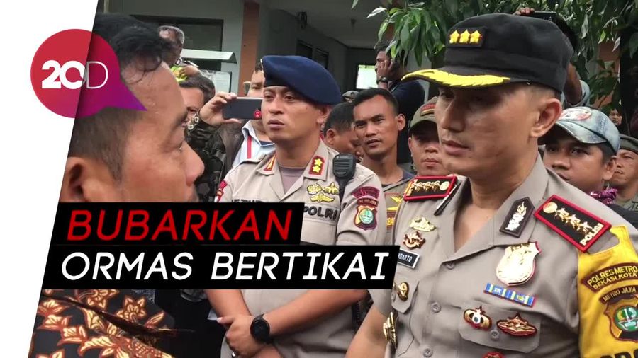 Momen Kapolres Pisahkan Ormas Bentrok di Bekasi