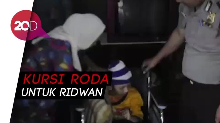 Kisah Persahabatan Polisi dan Bocah Penyandang Disabilitas