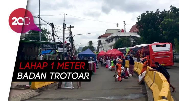 Duh.. Kini Trotoar Tanah Abang Juga Jadi Lapak PKL