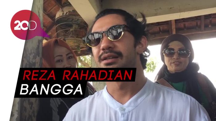 Nyekar ke Makam Benyamin, Reza Rahadian Minta Restu