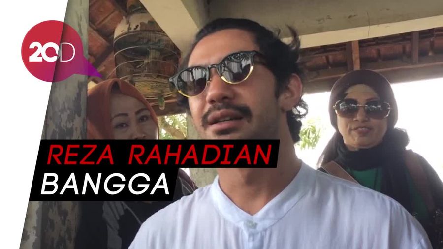 Nyekar ke Makam Benyamin, Reza Rahadian Minta Restu
