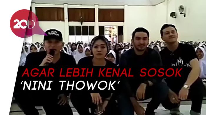 Para Pemain dan Penulis ‘Nini Thowok’ Sambangi Sekolah-sekolah