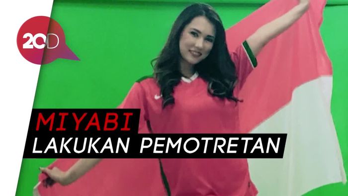 Begini Gaya Miyabi Pakai Jersey Timnas Indonesia