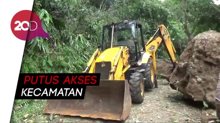 Batu-batu Segede Gaban di Tasikmalaya Menggelinding ke Jalan