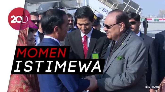 Sambutan Hangat Presiden Pakistan Sambut Jokowi di Bandara