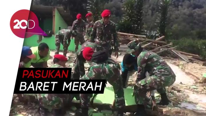 Di Kala Kopassus Terjun Membantu Korban Gempa Lebak