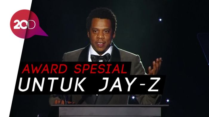 Jay-Z Raih President Merit Award di Pre-Grammy Gala