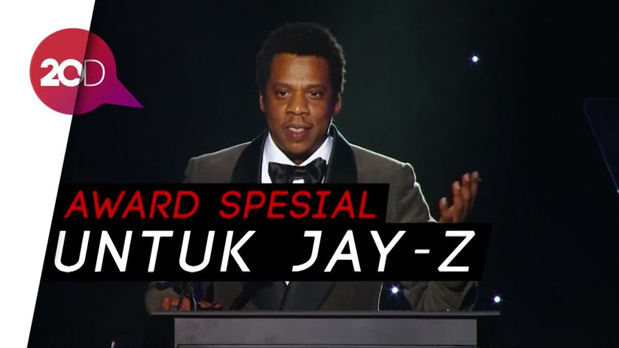 Jay-Z Raih President Merit Award di Pre-Grammy Gala
