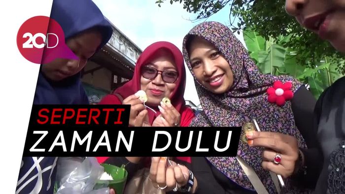 Unik! Belanja Jajanan Pasar dengan Koin Kuno di Banyuwangi