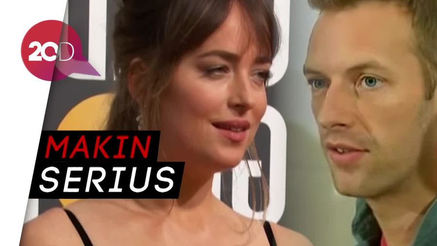 Chris Martin Siap Kenalkan Dakota Johnson ke Gwyneth Paltrow