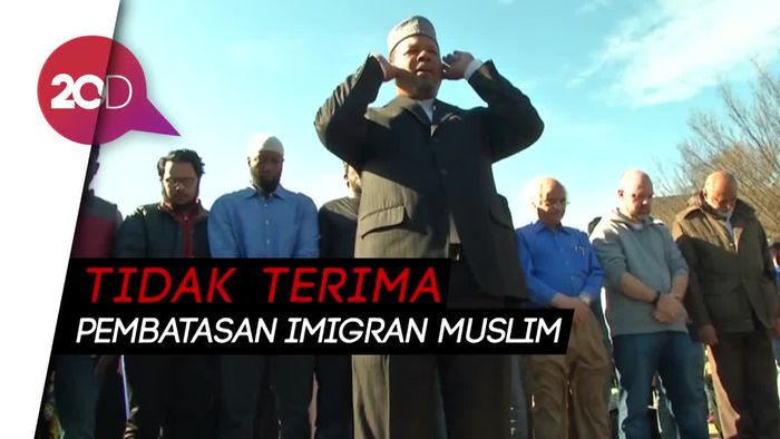 Protes soal Imigran, Aktivis Muslim Salat di Depan Gedung Putih