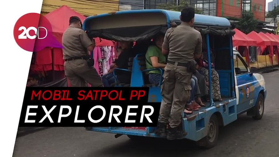 Tidak Ada TransJ, Mobil Satpol PP Angkut Warga Keliling Tanah Abang